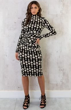 Aansluitende Jurk Overslag Gedrapeerd Print Zwart Wit -Kleding Promotie Winkel Aansluitende Jurk Overslag Gedrapeerd Print Zwart Wit 2 586x900 1