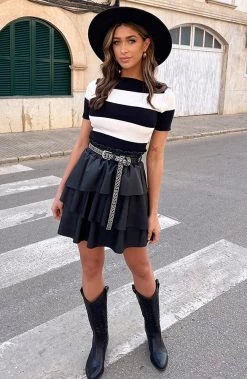 Hoge Cowboylaarzen Leer Zwart -Kleding Promotie Winkel Boothals Strepen Top Korte Mouw Zwart Wit 2 586x900 1