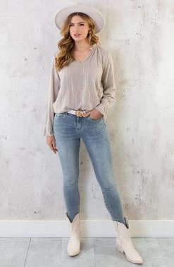 Embroidery V-hals Blouse Beige -Kleding Promotie Winkel Embroidery V hals Blouse Beige 1 586x900 1