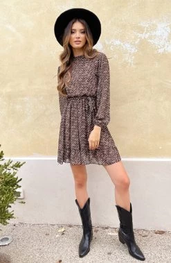 Exclusive Print Dress Camel -Kleding Promotie Winkel Exclusive Print Dress Camel 1 586x900 1