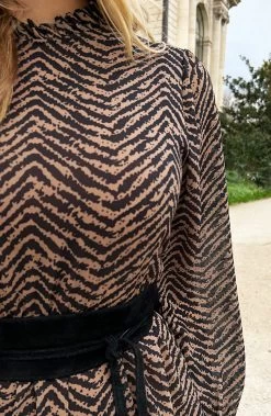 Exclusive Print Dress Camel -Kleding Promotie Winkel Exclusive Print Dress Camel 586x900 1