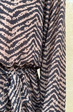 Exclusive Print Dress Camel -Kleding Promotie Winkel Exclusive Print Dress Camel close 586x900 1