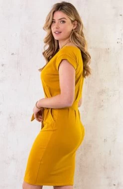 Femme Fatale Jurk Okergeel 10 Femme Fatale Jurk Okergeel -Kleding Promotie Winkel Femme Fatale Jurk Okergeel 1 586x900 1