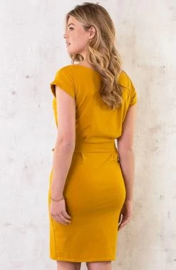 Femme Fatale Jurk Okergeel 11 Femme Fatale Jurk Okergeel -Kleding Promotie Winkel Femme Fatale Jurk Okergeel 6 1 586x900 1