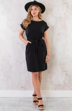 Femme Fatale Jurk Zwart -Kleding Promotie Winkel Femme Fatale Jurk Zwart 2 586x900 2