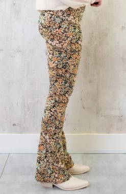 Flared Broek Bloemen -Kleding Promotie Winkel Flared Broek Bloemen 3 586x900 1