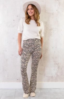 Flared Broek Bloemen Dark Beige -Kleding Promotie Winkel Flared Broek Bloemen Dark Beige 1 586x900 1