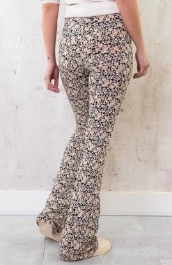 Flared Broek Bloemen Dark Beige -Kleding Promotie Winkel Flared Broek Bloemen Dark Beige 2 586x900 1