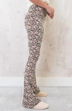 Flared Broek Bloemen Dark Beige -Kleding Promotie Winkel Flared Broek Bloemen Dark Beige 3 586x900 1