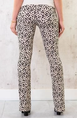 Flared Broek Panterprint Creme -Kleding Promotie Winkel Flared Broek Panterprint Creme 3 586x900 2