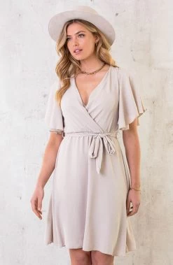 Florence Jurk Beige 2.0 22 Florence Jurk Beige 2.0 -Kleding Promotie Winkel Florence Jurk Beige 2 6 586x900 2