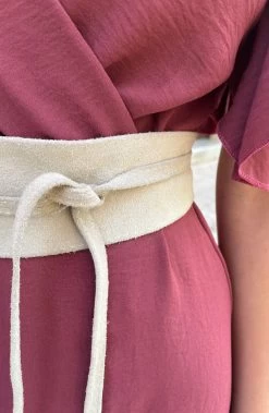 Suede Wikkelriem Light Beige 14 Suede Wikkelriem Light Beige -Kleding Promotie Winkel Florence Midi Jurk Dust Roze 1 586x900 3