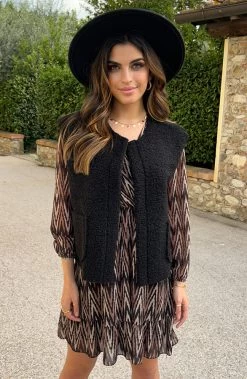 Gilet Pocket Teddy Zwart -Kleding Promotie Winkel Foto 25 10 2022 05 33 53 586x900 1