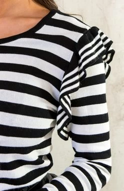 Gestreepte Ruffle Top Zwart Wit -Kleding Promotie Winkel Gestreepte Ruffle Top Zwart Wit 3 586x900 1