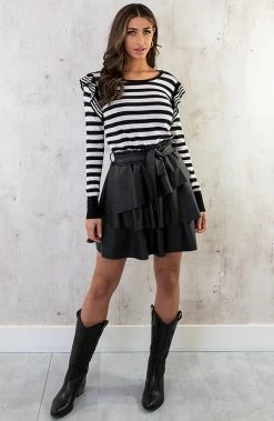 Gestreepte Ruffle Top Zwart Wit -Kleding Promotie Winkel Gestreepte Ruffle Top Zwart Wit 4 586x900 1