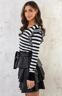 Gestreepte Ruffle Top Zwart Wit -Kleding Promotie Winkel Gestreepte Ruffle Top Zwart Wit 6 586x900 1
