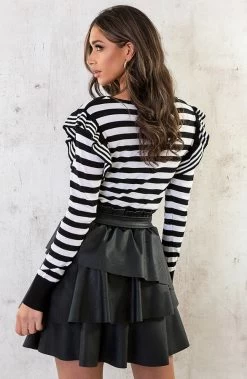 Gestreepte Ruffle Top Zwart Wit -Kleding Promotie Winkel Gestreepte Ruffle Top Zwart Wit 7 586x900 1