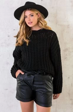 Leren Shorts Met Strik 19 Leren Shorts Met Strik -Kleding Promotie Winkel Grofgebreide Oversized Trui Zwart 2 586x900 1