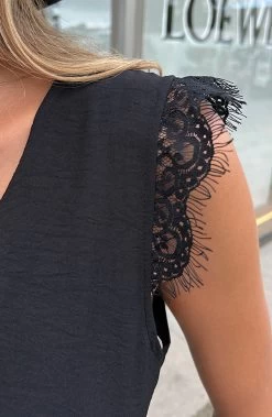 Kanten V-hals Top Milaan Zwart -Kleding Promotie Winkel Kanten V hals Top Milaan Zwart 586x900 1