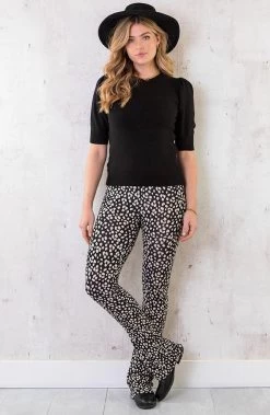 Flared Broek Panterprint Zwart 2.0 21 Flared Broek Panterprint Zwart 2.0 -Kleding Promotie Winkel Knitted Top Met Pofmouwen Zwart 4 586x900 1