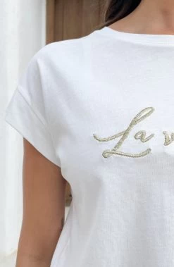 La Vie Est Belle Embroidery T-shirt Ecru 21 La Vie Est Belle Embroidery T-shirt Ecru -Kleding Promotie Winkel La Vie Est Belle Embroidery T shirt Ecru close 586x900 1