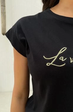 La Vie Est Belle Embroidery T-shirt Zwart -Kleding Promotie Winkel La Vie Est Belle Embroidery T shirt Zwart 1 586x900 1