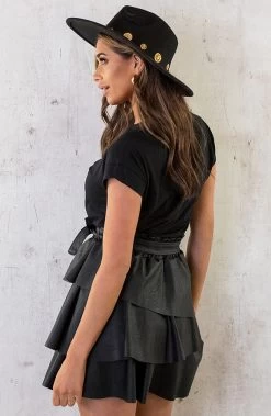 La Vie Est Belle Embroidery T-shirt Zwart -Kleding Promotie Winkel La Vie Est Belle Embroidery T shirt Zwart 3 586x900 2