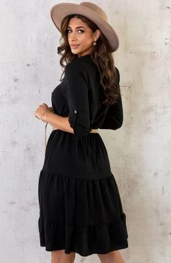 Laagjes Knopen Jurk Zwart -Kleding Promotie Winkel Laagjes Knopen Jurk Zwart 1 586x900 1