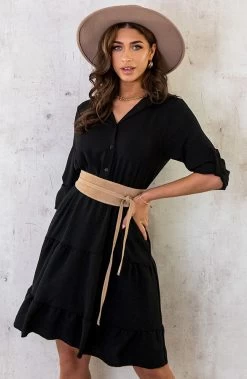 Laagjes Knopen Jurk Zwart