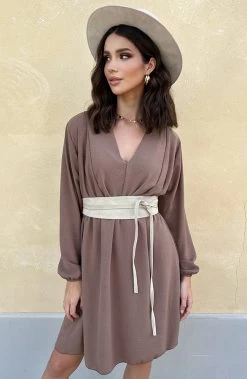 Limited Jurk Chicago Taupe -Kleding Promotie Winkel Limited Jurk Chicago Taupe 3 586x900 1