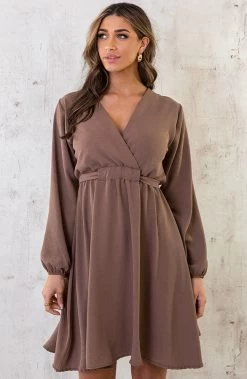 Londen Jurk Taupe -Kleding Promotie Winkel Londen Jurk Taupe 2 586x900 1