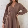 Londen Jurk Taupe -Kleding Promotie Winkel Londen Jurk Taupe 3 586x900 1