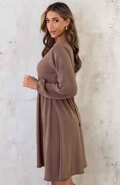 Londen Jurk Taupe -Kleding Promotie Winkel Londen Jurk Taupe 5 586x900 1