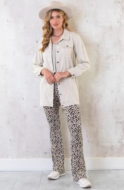 Flared Broek Panterprint Creme -Kleding Promotie Winkel Long Denim Jacket Beige 586x900 1