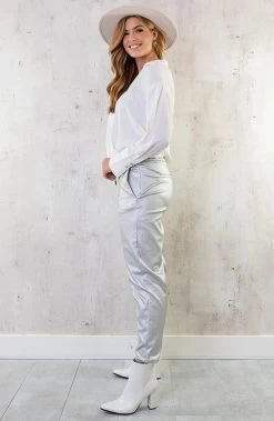 Metallic Jogger Pants Zilver -Kleding Promotie Winkel Low Back Lace Blouse Ecru 8 586x900 2