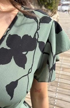 Flower Jurk Midi Army Zwart -Kleding Promotie Winkel Midi Overslag Jurk Flower Army Zwart close 586x900 1