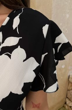 Flower Jurk Midi Zwart Wit -Kleding Promotie Winkel Midi Overslag Jurk Flower Zwart Wit close 586x900 1