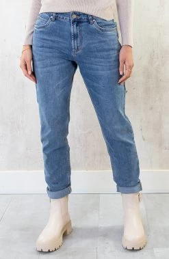 Mom Fit Jeans Light Blue -Kleding Promotie Winkel Mom Fit Jeans Light Blue 2 586x900 1