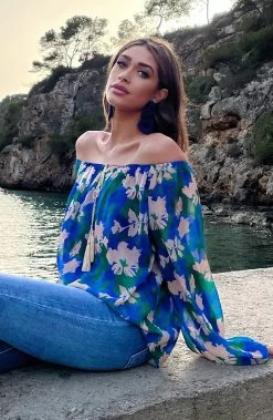 Off Shoulder Blouse Tropical Kobalt -Kleding Promotie Winkel Off Shoulder Blouse Tropical Kobalt 5 586x900 1