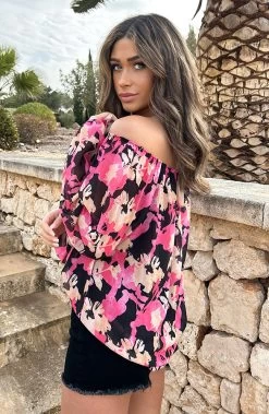 Off Shoulder Blouse Tropical Zwart Fuchsia 13 Off Shoulder Blouse Tropical Zwart Fuchsia -Kleding Promotie Winkel Off Shoulder Blouse Tropical Zwart Fuchsia 5 586x900 1