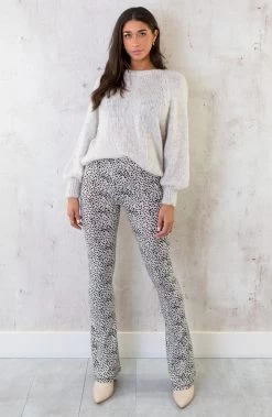 Flared Broek Cheetah Creme -Kleding Promotie Winkel Oversized Gebreide Trui Gemeleerd Beige 5 586x900 1
