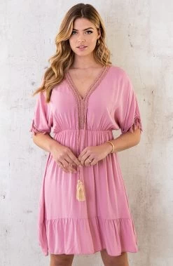 Oversized Jurk Gouden Detail Dust Pink 10 Oversized Jurk Gouden Detail Dust Pink -Kleding Promotie Winkel Oversized Jurk Gouden Detail Dust Pink 3 586x900 1