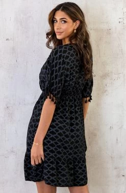 Oversized Jurk Gouden Detail Print Zwart -Kleding Promotie Winkel Oversized Jurk Gouden Detail Print Zwart 1 586x900 2