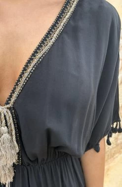 Oversized Jurk Gouden Detail Zwart 11 Oversized Jurk Gouden Detail Zwart -Kleding Promotie Winkel Oversized Jurk Gouden Detail Zwart 1 586x900 1