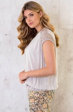 Oversized Top Met Kant Beige 10 Oversized Top Met Kant Beige -Kleding Promotie Winkel Oversized Top Met Kant Beige 3 586x900 1