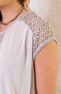 Oversized Top Met Kant Beige 11 Oversized Top Met Kant Beige -Kleding Promotie Winkel Oversized Top Met Kant Beige 5 586x900 1