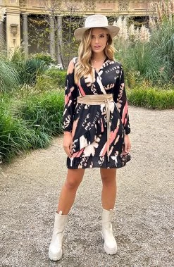 Overslag Print Jurk Zwart Beige -Kleding Promotie Winkel Overslag Print Jurk Zwart Beige 586x900 1