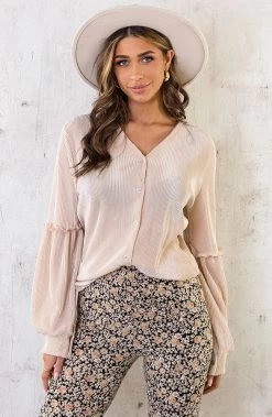 Plisse Blouse Met Ruches Mouw Beige -Kleding Promotie Winkel Plisse Blouse Met Ruches Mouw Beige 4 586x900 2