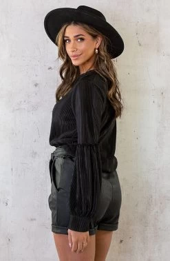Plisse Blouse Met Ruches Mouw Zwart -Kleding Promotie Winkel Plisse Blouse Met Ruches Mouw Zwart 4 586x900 1