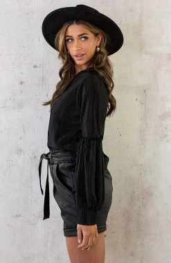 Plisse Blouse Met Ruches Mouw Zwart -Kleding Promotie Winkel Plisse Blouse Met Ruches Mouw Zwart 5 586x900 1